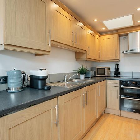 Starhost Residences - Central 3 Bed Apartment At Regents Court, Newbury 纽伯里 外观 照片