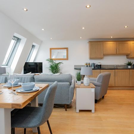 Starhost Residences - Central 3 Bed Apartment At Regents Court, Newbury 纽伯里 外观 照片