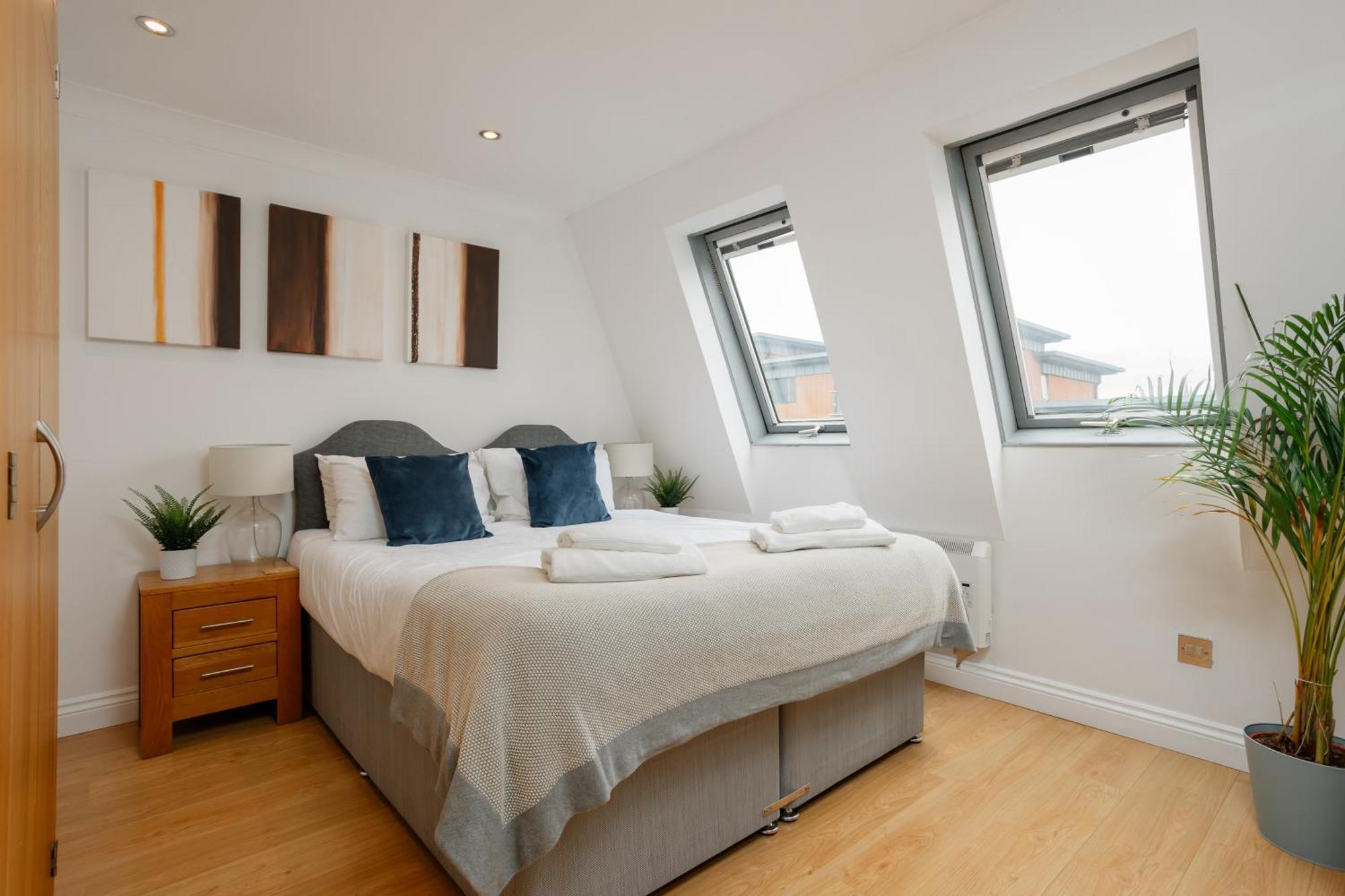 Starhost Residences - Central 3 Bed Apartment At Regents Court, Newbury 纽伯里 外观 照片