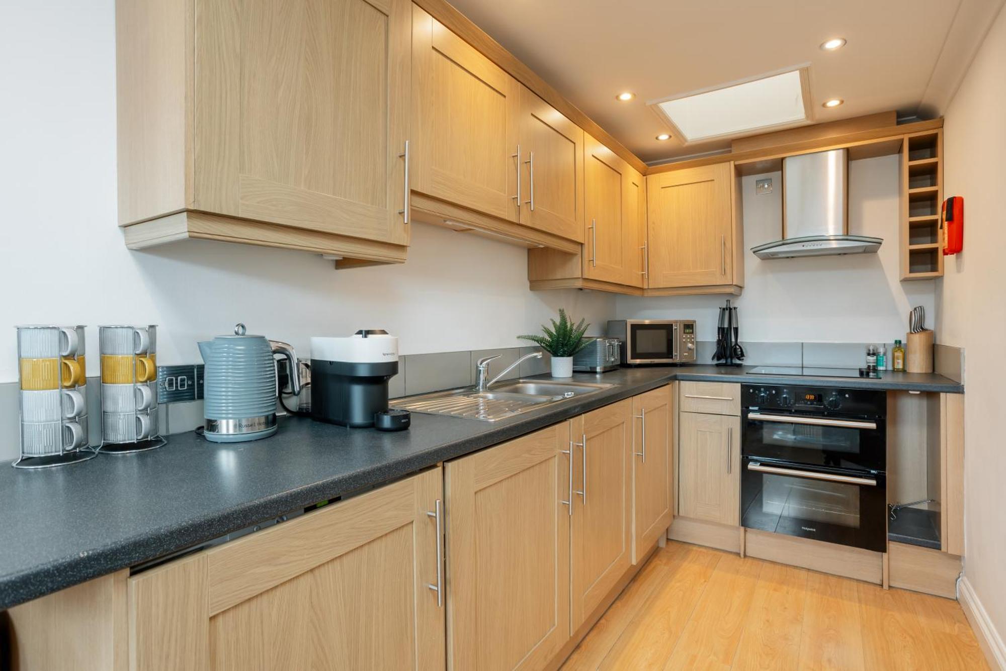 Starhost Residences - Central 3 Bed Apartment At Regents Court, Newbury 纽伯里 外观 照片