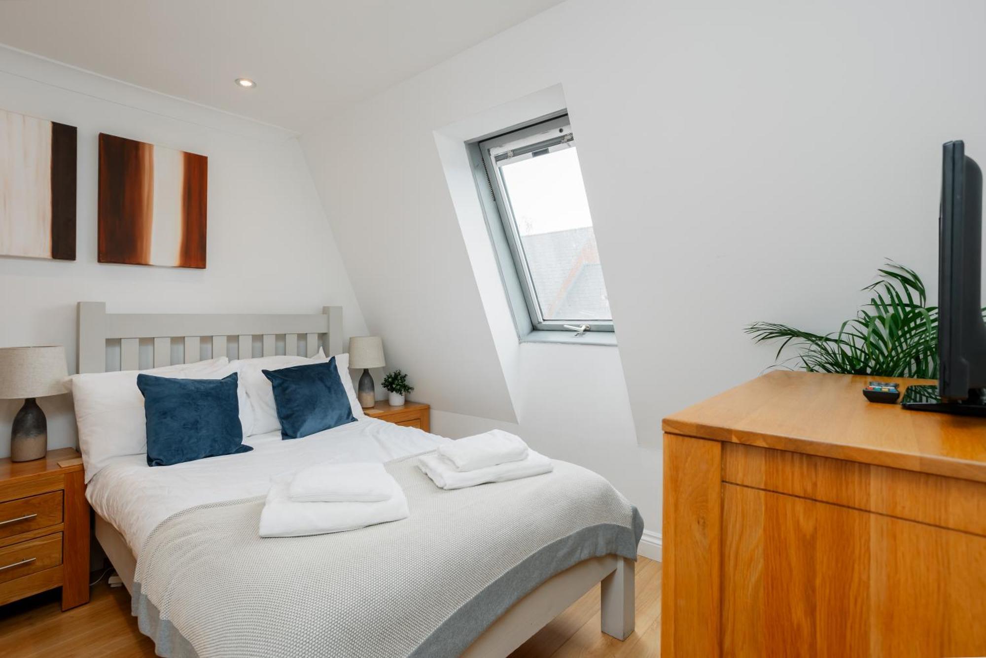 Starhost Residences - Central 3 Bed Apartment At Regents Court, Newbury 纽伯里 外观 照片