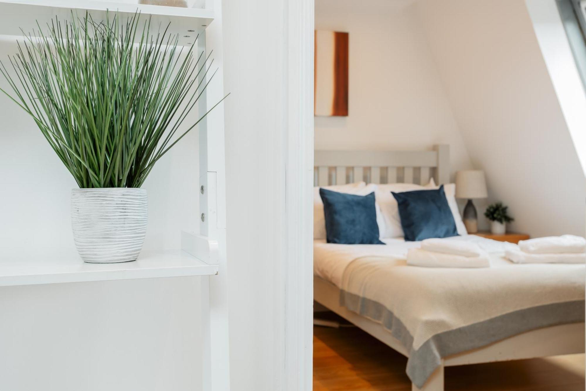 Starhost Residences - Central 3 Bed Apartment At Regents Court, Newbury 纽伯里 外观 照片