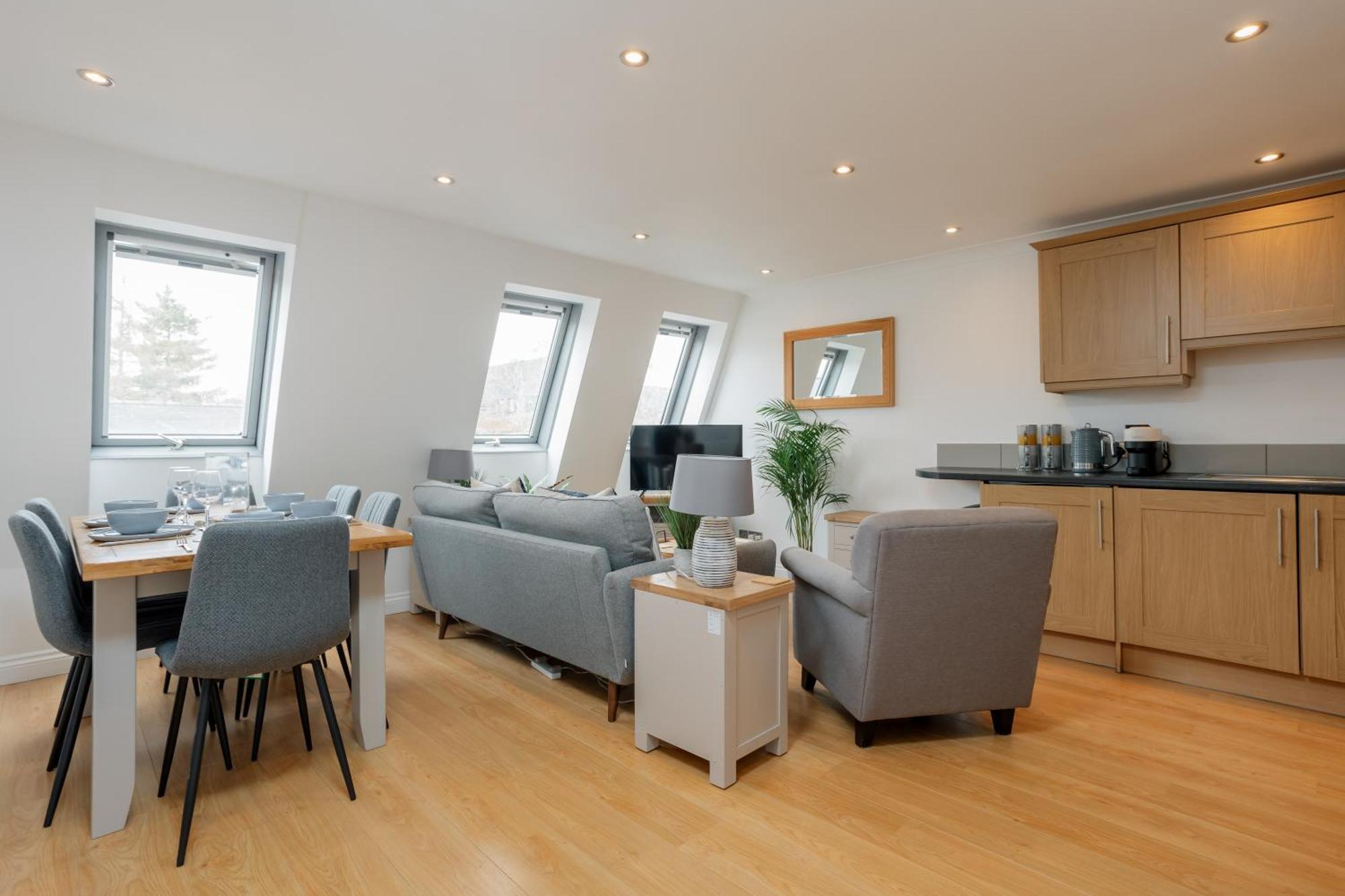 Starhost Residences - Central 3 Bed Apartment At Regents Court, Newbury 纽伯里 外观 照片