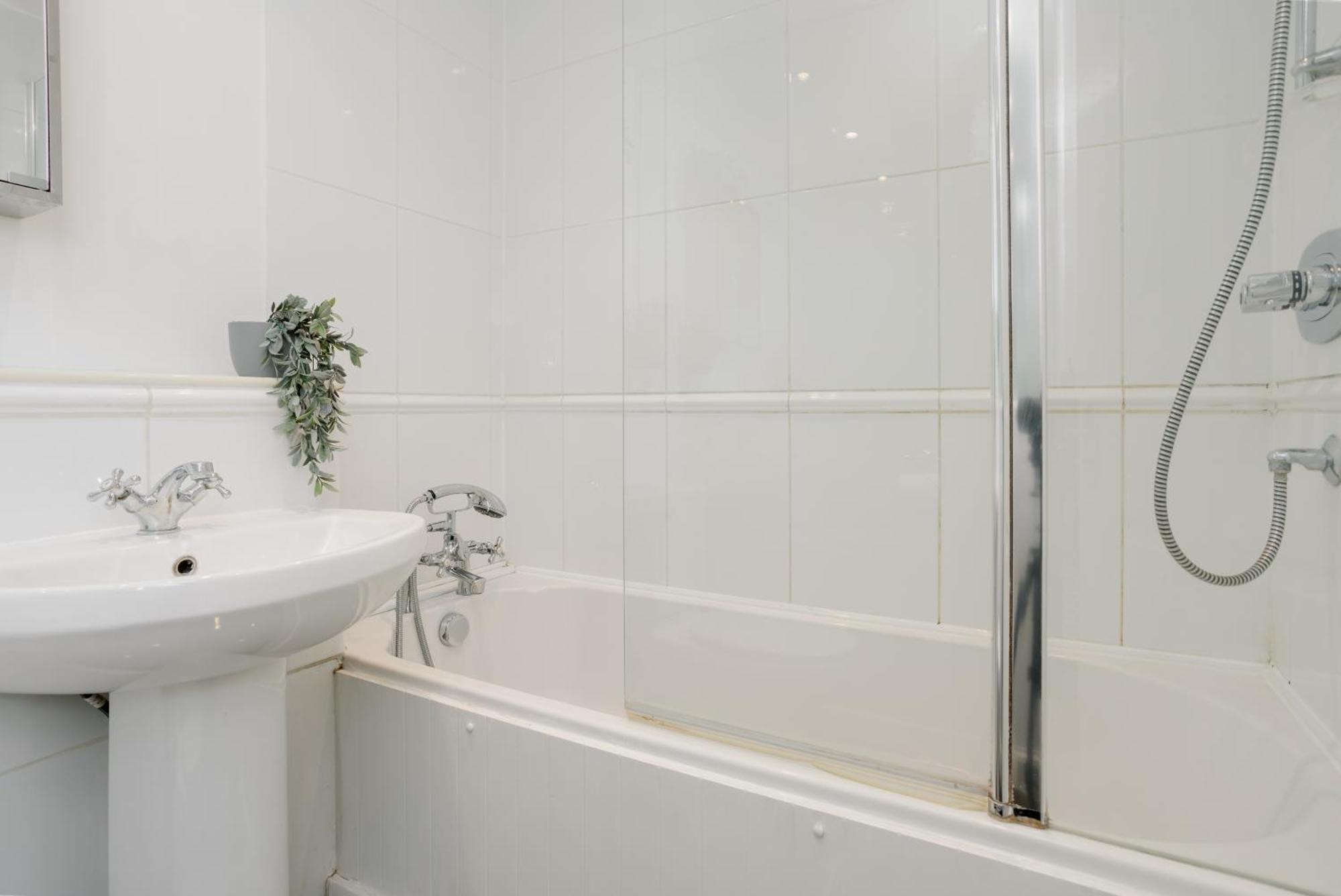 Starhost Residences - Central 3 Bed Apartment At Regents Court, Newbury 纽伯里 外观 照片