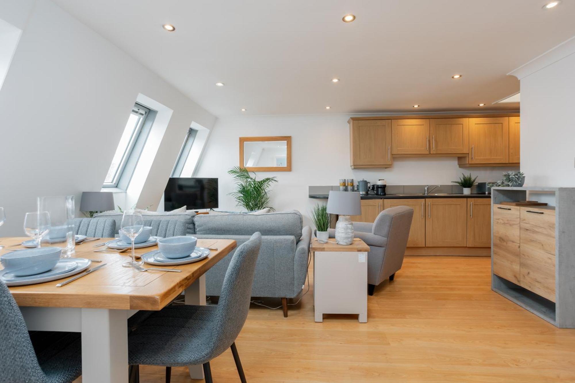 Starhost Residences - Central 3 Bed Apartment At Regents Court, Newbury 纽伯里 外观 照片