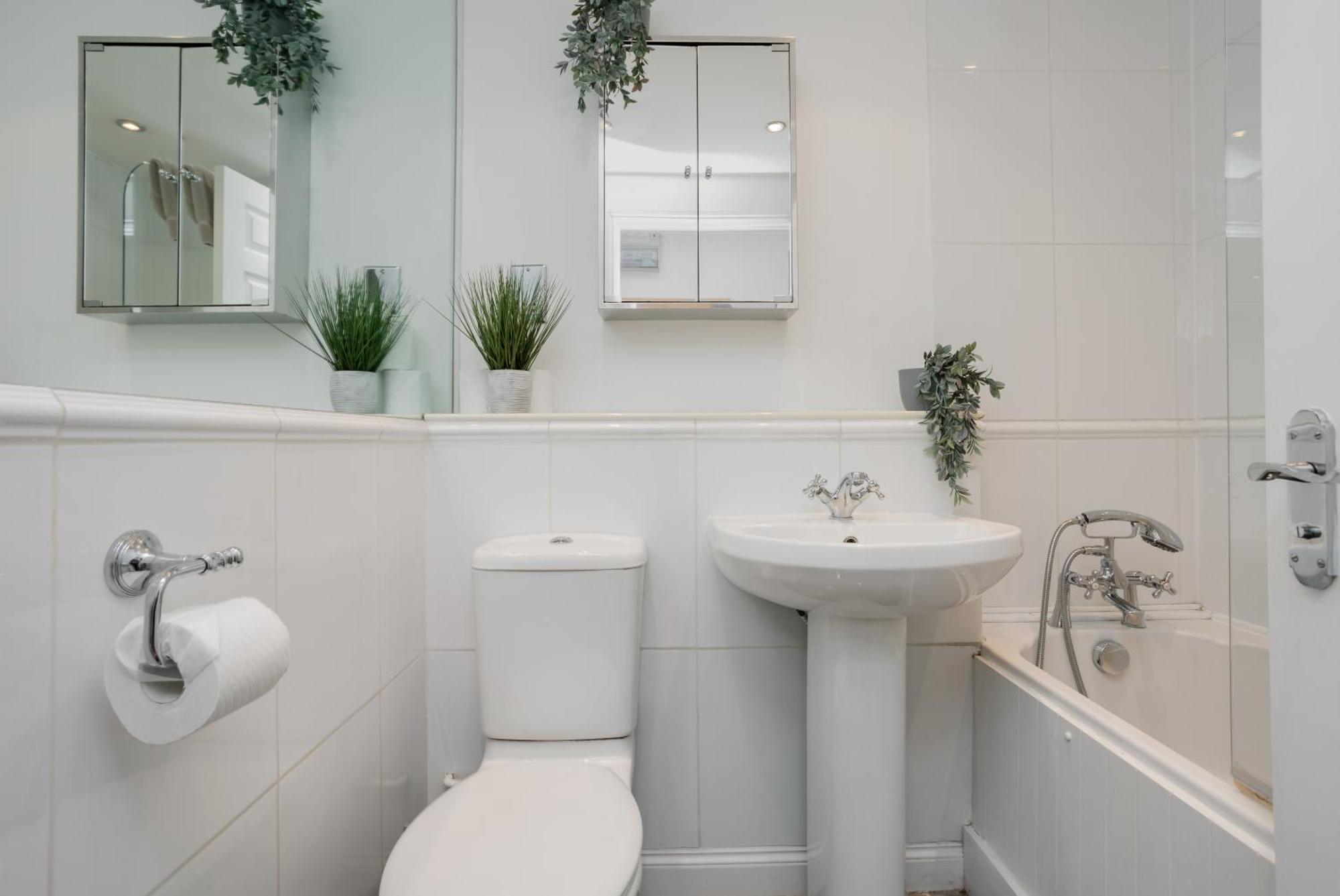 Starhost Residences - Central 3 Bed Apartment At Regents Court, Newbury 纽伯里 外观 照片