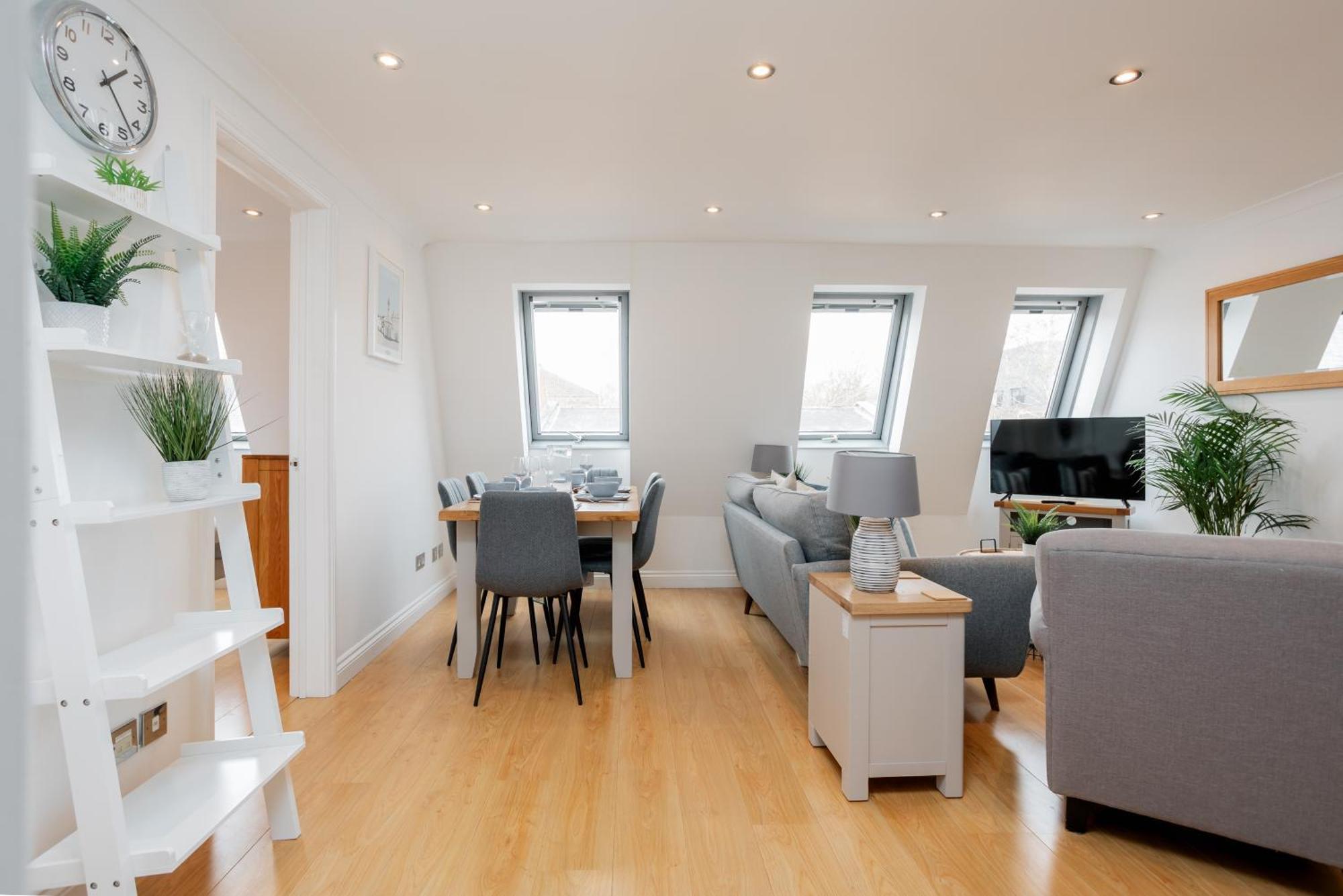 Starhost Residences - Central 3 Bed Apartment At Regents Court, Newbury 纽伯里 外观 照片
